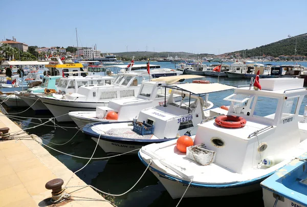 Cesme Izmir Turquia Maio Barcos Pesca Atracados Porto Cesme Maio — Fotografia de Stock