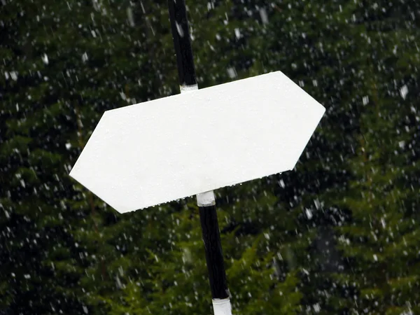 Leeres Schild mit Wassertropfen darauf und Schnee, der im Hintergrund fällt — Stockfoto