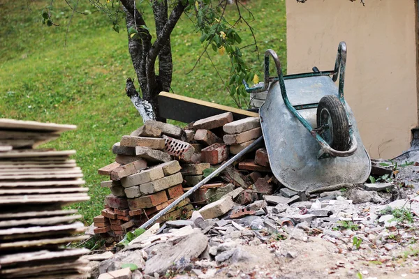 wheelbarow, tuğla ve diğer yapı malzemeleri