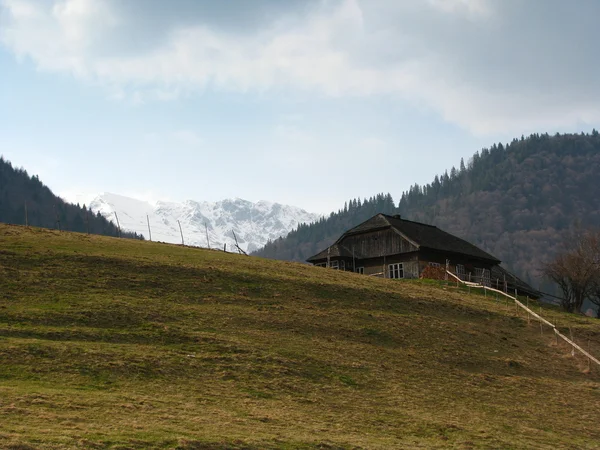 Isolated house in mountains — Stock Photo, Image