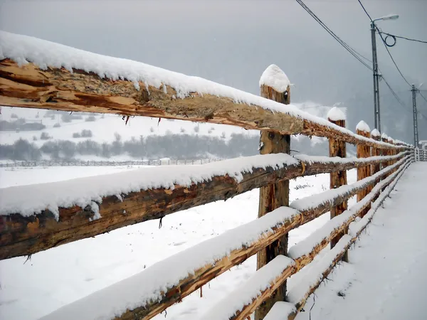 Valla de madera cubierta de nieve Imagen De Stock