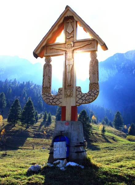 산 중간에 십자가 — 스톡 사진