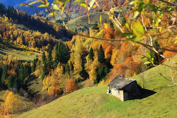 Hegyi falu régi pajta — Stock Fotó