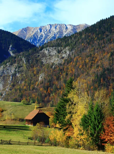 Isolated house in mountain village — Stock Photo, Image