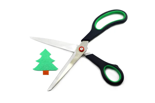 Ekologia koncepcja: drzewo papieru cięcia nożycami — Zdjęcie stockowe