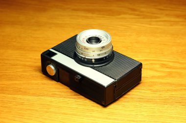 Ahşap arka planda eski bir film kamerası