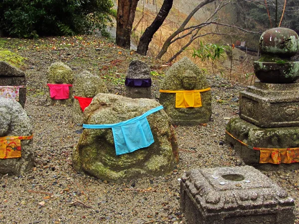 Pedras com babadores no templo em Kyoto, Japão — Fotografia de Stock
