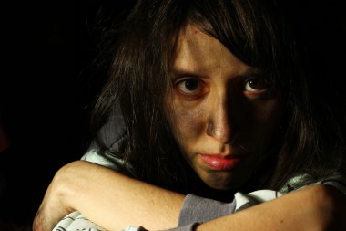 kirli kızcağız kameraya bakıyor