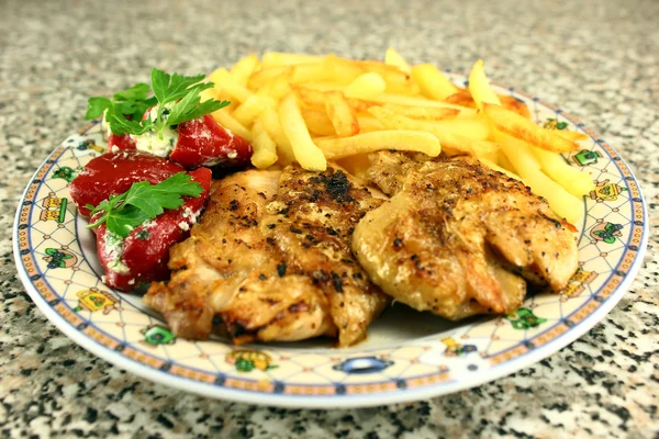 Bife de frango grelhado com batatas fritas — Fotografia de Stock