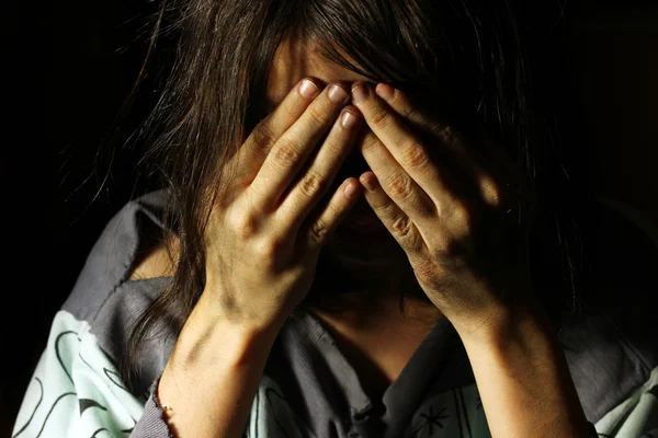 Pobre menina suja chorando com as mãos no rosto — Fotografia de Stock