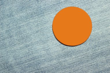 pantolon malzeme üzerinde boş turuncu rozeti