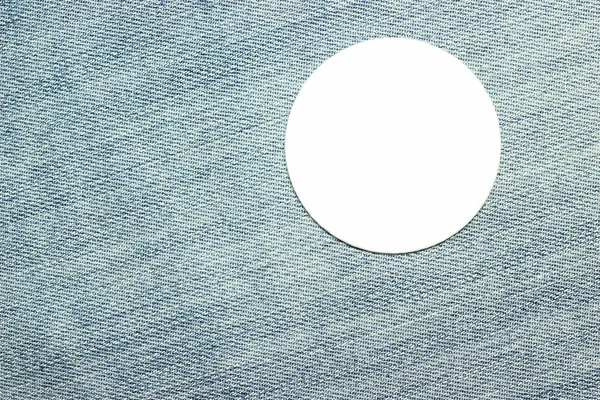 Чистый белый значок на материале брюк — стоковое фото