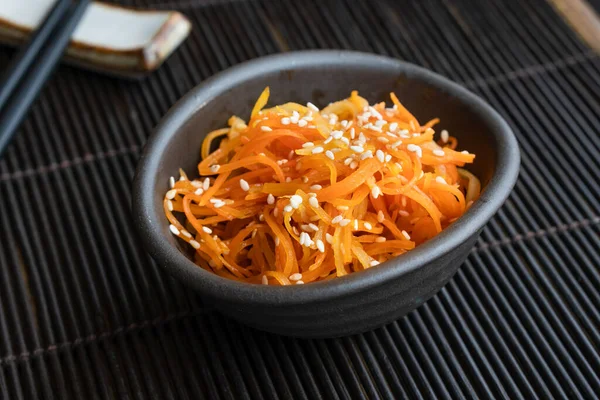 Японский Здоровый Морковный Салат Кунжутом Помещенный Бамбуковый Коврик Палочками Еды — стоковое фото