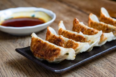 Gyoza, Çin jiaozi 'sinin bir uyarlaması olan et ve sebzelerle dolu Japon hamur köftesi..