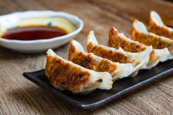 Gyoza, Çin jiaozi 'sinin bir uyarlaması olan et ve sebzelerle dolu Japon hamur köftesi..