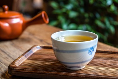 Geleneksel fincanda Japon yeşil çayı