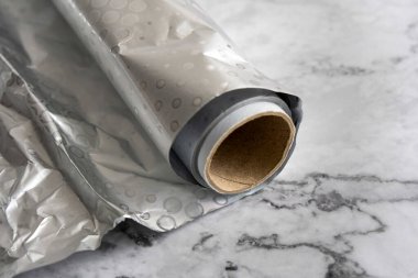 Bir rulo alüminyum folyo, mutfakta sıkça kullanılan bir malzeme..