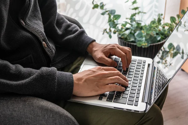 Hombre Trabajando Desde Casa Usando Laptop — Foto de Stock