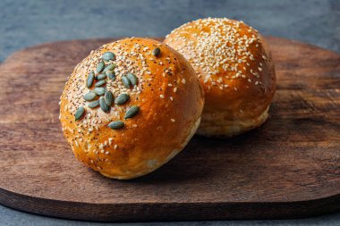 Tohumlarla kaplı ev yapımı sağlıklı ekmek..