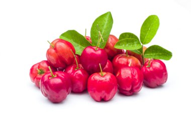 Beyaz arkaplanda acerola kirazları