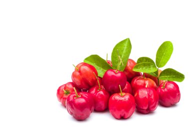 Beyaz arkaplanda acerola kirazları