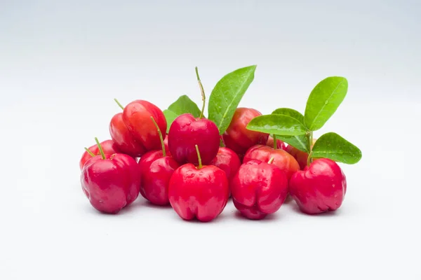 Beyaz arkaplanda acerola kirazları