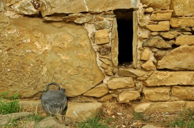 taş duvar ile bir sürahi