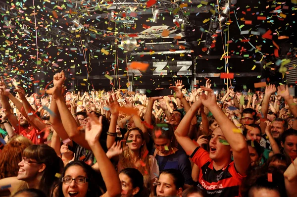 Konserde dans etmek.