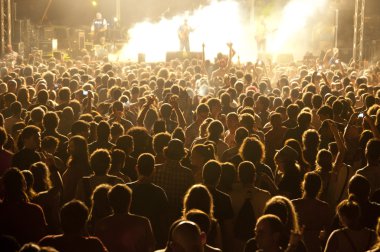 Konserde dans etmek.