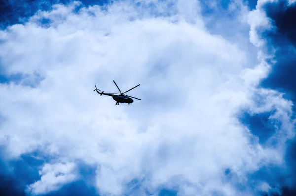 Gökyüzündeki helikopter