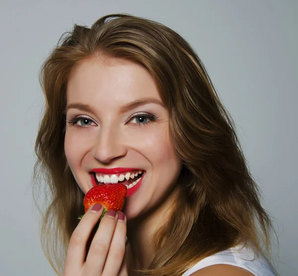 Girl with strawberries — Stock Photo, Image