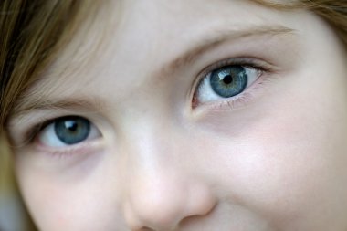 genç kızların gözleri