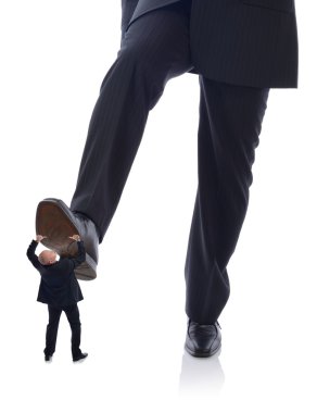 adım üzerinde çalışan takım elbise