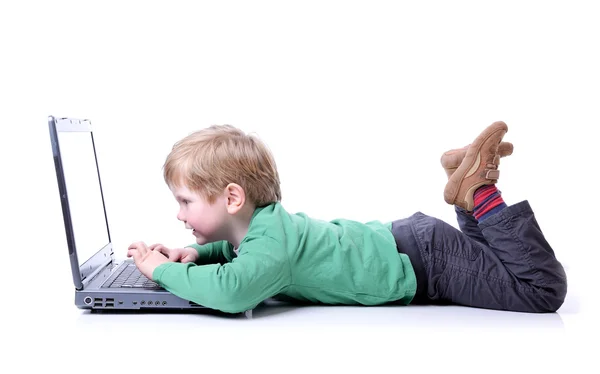 Junge auf Laptop — Stockfoto