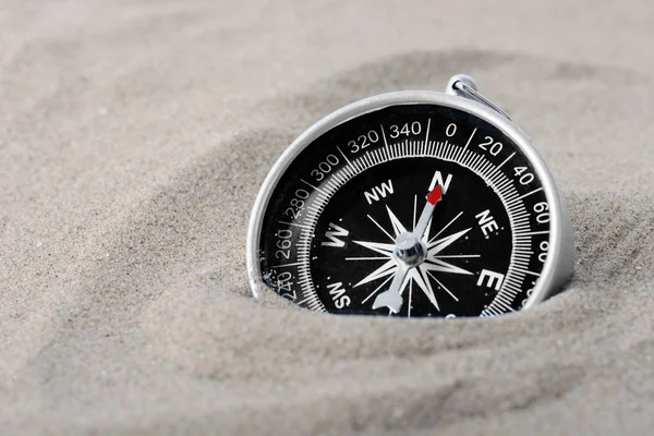 Kompass del begravd i sanden — Stockfoto