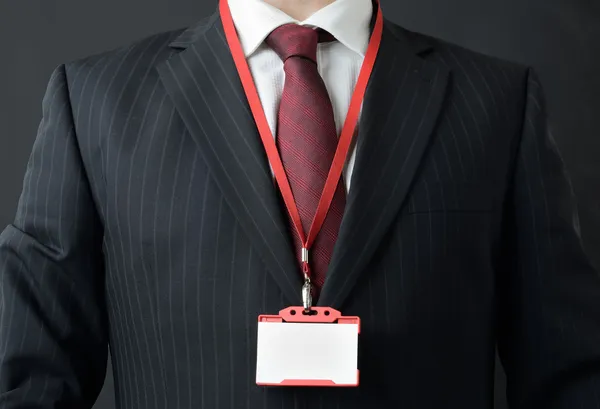 kimliğini gösteren takım elbiseli adam