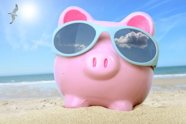 Piggy bank on beach — Stock Photo, Image