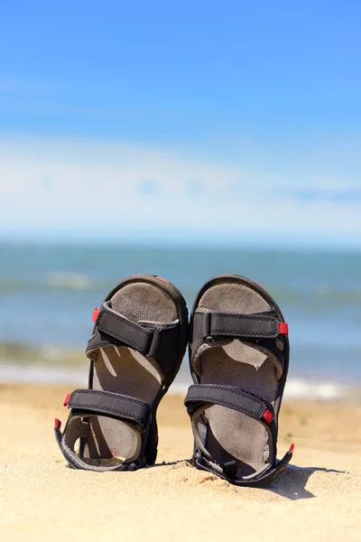 Sandales dans le sable — Photo