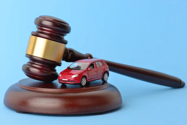 Toy car and judge hammer — Stock Photo, Image