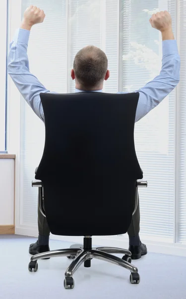 Επιχειρηματίας που κάθισε στην καρέκλα γραφείου — Φωτογραφία Αρχείου
