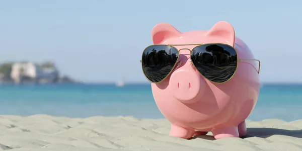 储钱罐带着太阳眼镜海滩度假 — 图库照片
