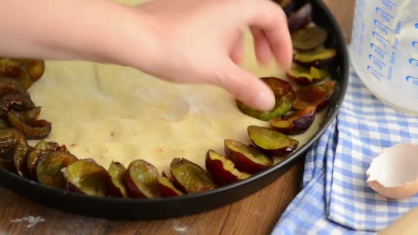 Pruimen zetten een brood pan voor plum cake — Stockvideo