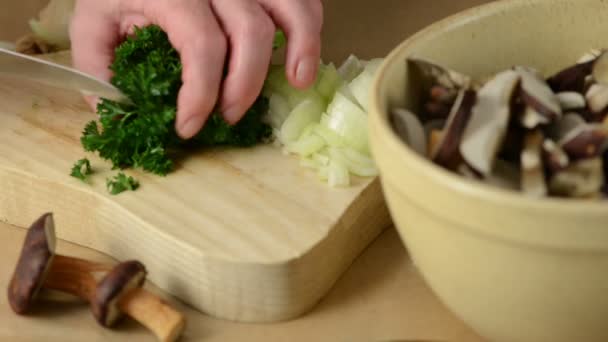 女人在钢板上切割洋葱煮一餐饭的野生蘑菇. — 图库视频影像