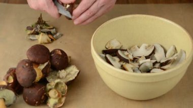 yabani mantar bıçakla temizlenmiş ve bir kase içinde küçük parçalar halinde kesilmiş.