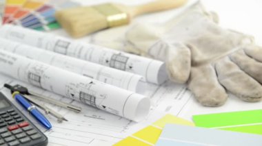 hesap makinesi iş eldivenleri ve boya renk örneğini bir mimari çizim blueprint fiyatlandırma
