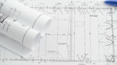 bir kalem bir mimari çizim planı üzerinde rulo.