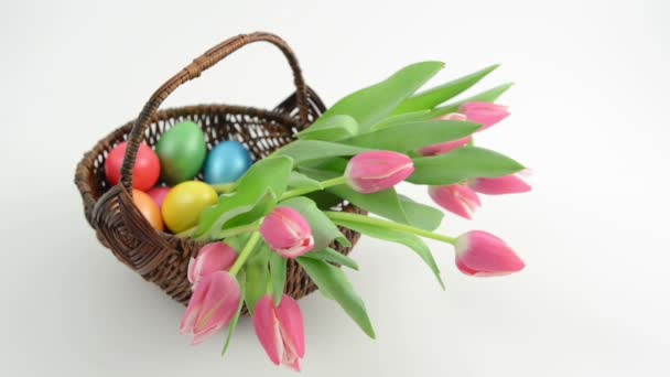 Houten mandje met bos van roze tulpen en paaseieren — Stockvideo