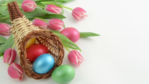Nagyítás a bőségszaru kosár rakás rózsaszín tulipánok és a húsvéti tojás
