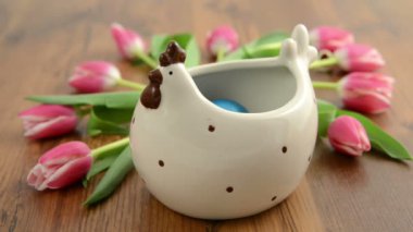 kase ve chicks oturup yumurta bırakır. arka planda bir demet Lale