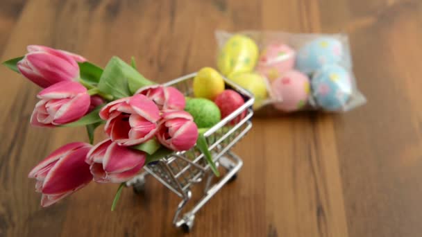 Compras decoración de Pascua como tulipanes y huevos — Vídeo de stock